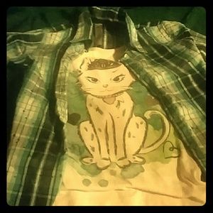 Button up mid sleeve light fabric shirt.